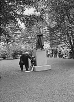 Setting a wreath by his statue of Albert Edelfelt in 1930