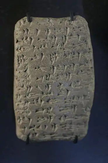 Amarna letter EA 364, ti, 2nd line from bottom, 2nd character from left.(approximated out-of-focus, curving bottom of clay tablet; most of tablet in focus; high resolution, expandible photo)