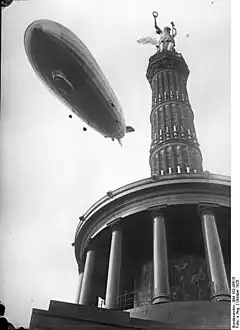 The Graf Zeppelin flies over the Victory Column, 1928