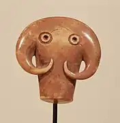 Amulette en forme de tête d'éléphant. Ivoire d'éléphant, H. 3,5&nbsp;cm. Nagada II, 3800-3150 Haute-Égypte, fin de la période prédynastique.