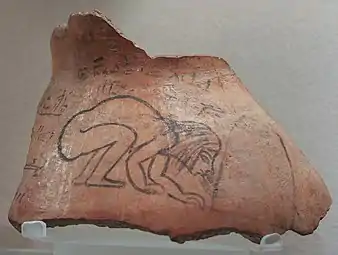 Une jeune fille attise le foyer. Ostracon de terre cuite. XXe&nbsp;dyn. Ägyptisches Museum, Leipzig