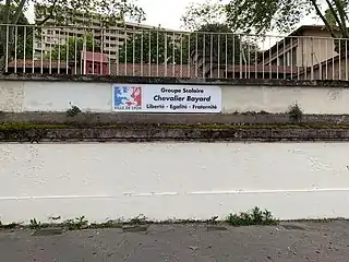 École du Chevalier Bayard, au no&nbsp;4.