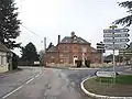 Mairie et école primaire.