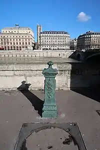 Fontaine quai de la Corse.