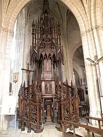La chaire à prêcher.