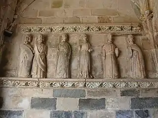 Porche de l'église Sainte-Noyale : apôtres.