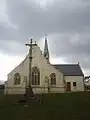 L'église paroissiale Saint-Gilles et son calvaire : vue d'ensemble.