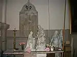 Sur l'autel une représentation de Notre-Dame du Rosaire remettant le rosaire à saint Dominique.
