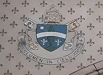 Devise et blason de Léon XIII, pape au moment de la consécration des lieux.
