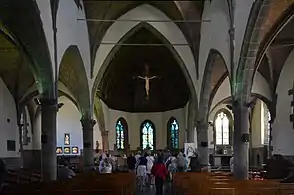 Vue d'ensemble de l'intérieur vers le chœur.