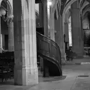 Nef du XVe siècle et escalier de la chaire (1718).