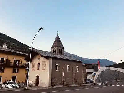 L'église. À droite, l'entrée du site mégalithique de Saint-Martin-de-Corléans