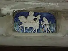 Émail ornant la façade de l’église, représentant la célèbre scène du partage du manteau.