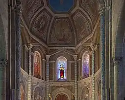 Décors du chœur d'inspiration carolingienne.
