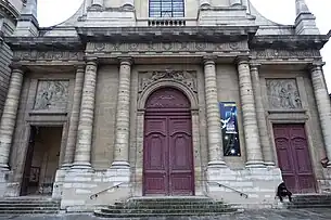 Portes et bas-reliefs de la façade.