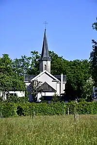 Vue depuis l'ouest de l'église.