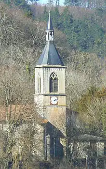 Clocher rectangulaire avec une flèche de charpente double, en ardoise munie d'un clocheton.