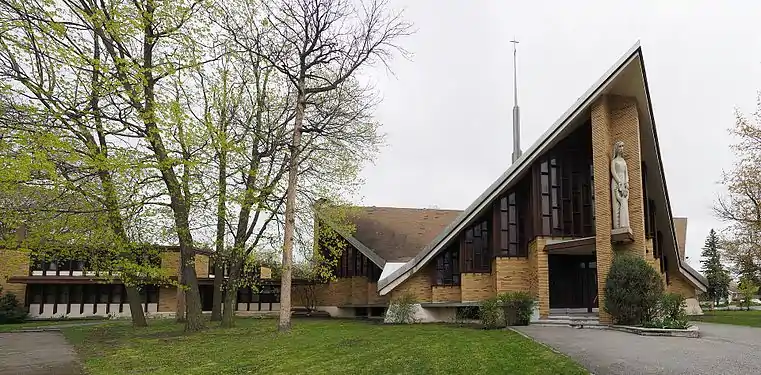 D'abord et principalement connue sous le nom d'église de Notre-Dame-du-Bel-Amour, cet édifice religieux est nommé, depuis 2000, église de la Communauté syriaque Saint-Ephrem. Le Conseil du patrimoine religieux du Québec (CPRQ) a classé ce bâtiment, situé  au 7055, avenue Jean-Bourdon Montréal (Québec), édifice religieux à valeur incontournable. Œuvre Roger D'Astous, en collaboration avec la firme Robillard, Jetté, Baudouin, cette église a été édifiée entre 1955 et 1957.
