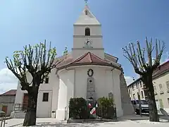 Église (vue depuis la rue centrale).
