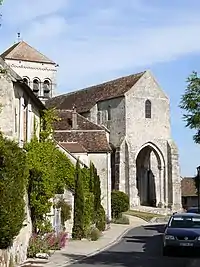 L'église Saint-Loup, vue depuis la rue Serge-Veau.