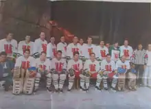 Photographie couleur de l'équipe 1989-1990 d'Épinal sur la glace de Poissompré.