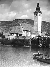 Ribčev Laz&nbsp;(en) et le lac de Bohinj.