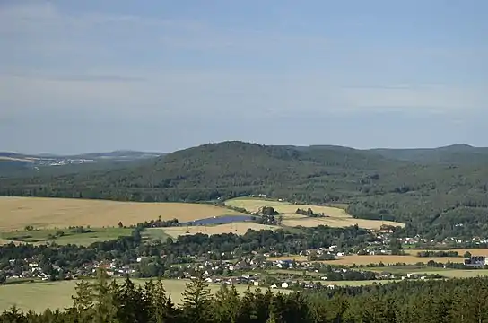 Mont Žďár (629 m) depuis le mont Kotel.Au premier plan Kamenný Újezd.