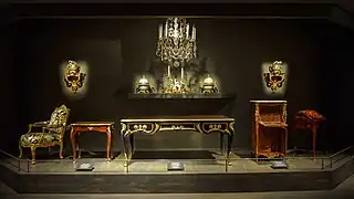 Mobilier et objets décoratifs.