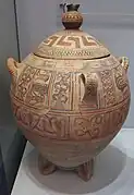 Pithos funéraire polychrome, Cnossos, première moitié du VIIe&nbsp;siècle&nbsp;av. J.-C. Musée archéologique d'Héraklion.