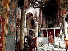 Vue du naos et du sanctuaire depuis le narthex intérieur