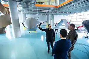 Haluk Bayraktar présentant le Kizilelma au chef du secrétariat du président de l'Ukraine Andriy Yermak à Istanbul.