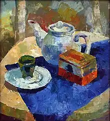 Peinture d’une théière, une soucoupe sur laquelle est posé un verre, et une boîte rouge et noire en carton.