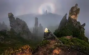 Spectre de Brocken avec gloire (phénomène optique) au mont Шпиці&nbsp;(uk) dans le parc national.