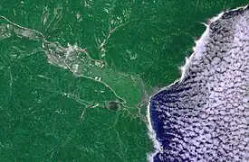 Baie de la Zerkalnaïa, sa vallée avec le village.