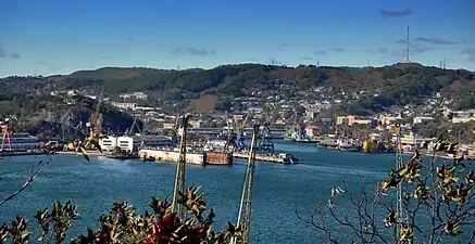 Vue d'un bout avec une partie de la ville.