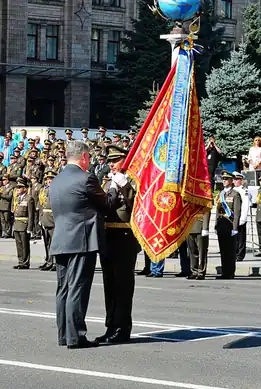 La 93e&nbsp;brigade recevant son drapeau du président Petro Porochenko.