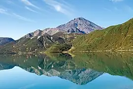 Volcan Bakening et lac Medvejié.