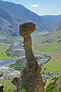 Une des cheminées de fée d'Akkouroum avec la route en arrière-plan.