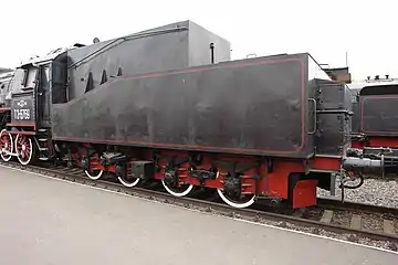 Tender de 30&nbsp;m3 à quatre essieux rigides.