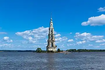 Le clocher de l'église Saint-Nicolas de Kaliazine submergée.