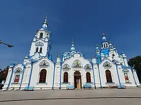 Vue d'un bâtiment religieux de couleurs blanches et bleues