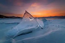 Avant le lever du Soleil sur le lac Baïkal.