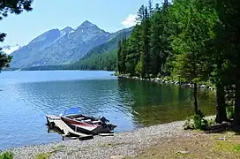 Barque sur une rive.