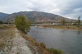 Pont automobile de la 84K-111 avec une montagne des monts de la Terekta au fond. Au premier plan, la rivière Koksa.