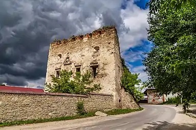 Porte de la ville, classée.