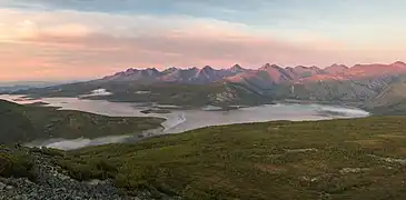 Le lac Jack London avec la crête d'Anngatchak en arrière-plan.