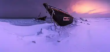 Bateau dans les glaces en hiver.