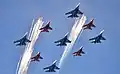 Les Russian Knights et les Strizhi survolent la place Rouge, dans la configuration dite du "Diamant de Kubinka"