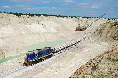 Carrière alimentant la cimenterie.