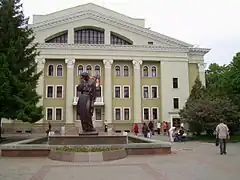 Le théâtre Gogol et sa statue à Maroussia Tchouraï, classée.